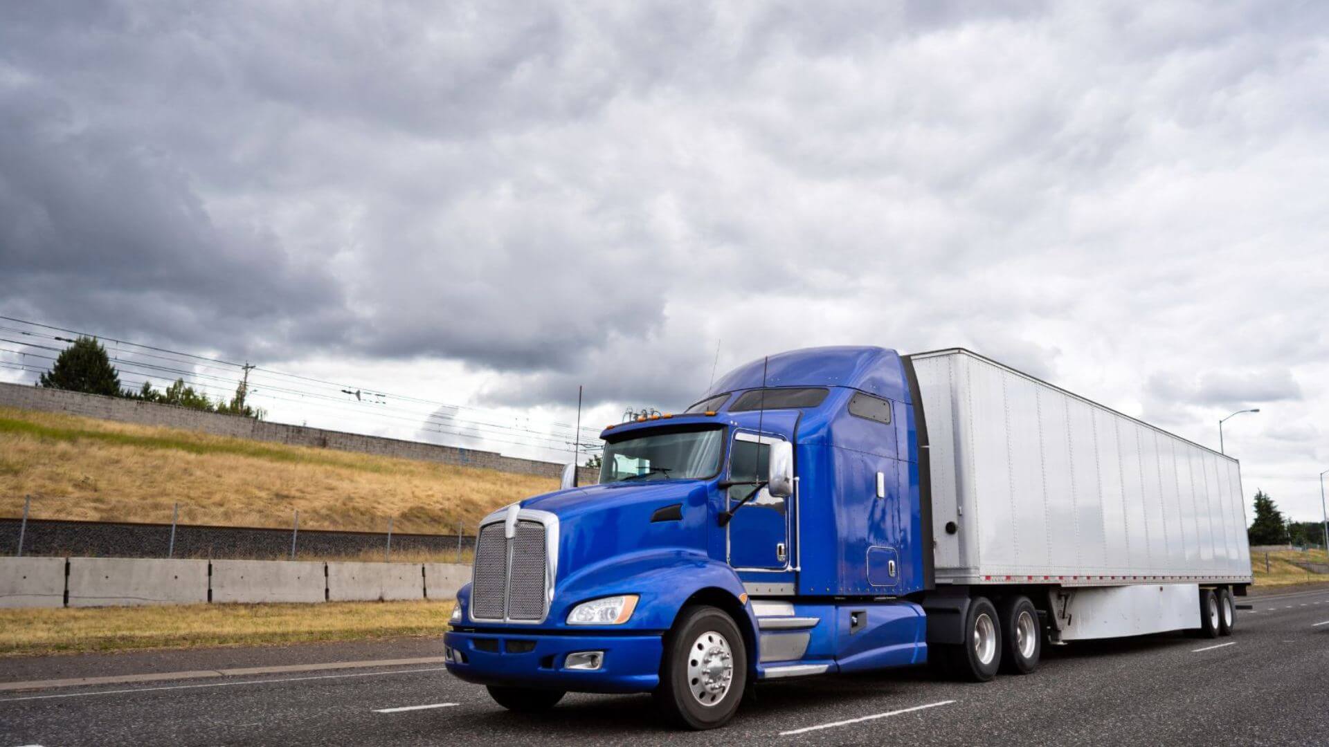 Hiring Transport Truck Service for Successful Logistics